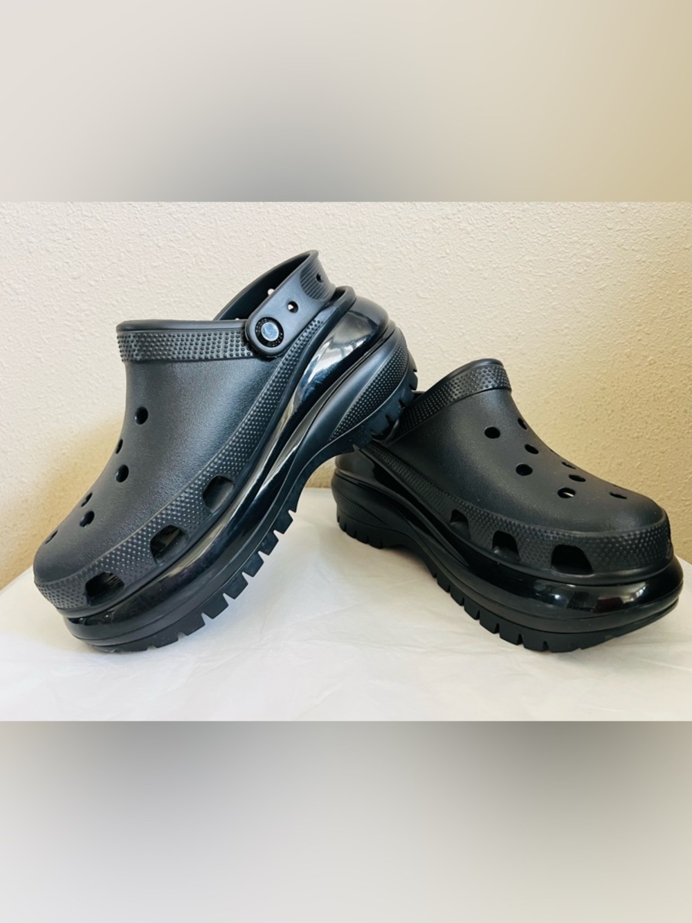Crocs Classic Mega Crush Clogs Black Platform Womens 7 Mens 5 Comfort Shoes EUC - Picture 2 of 7